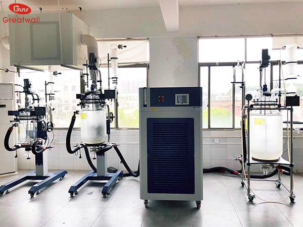 玻璃反應(yīng)釜配套高低溫一體機日常使用