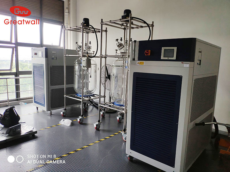 玻璃反應(yīng)釜配套加熱制冷循環(huán)機清洗保養(yǎng)工作